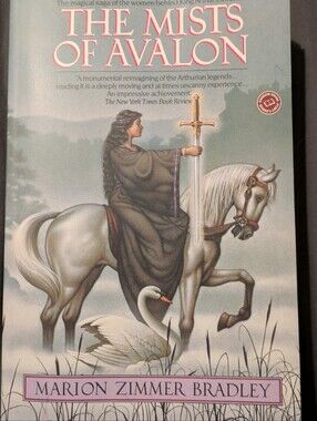 The Mists of Avalon by Marion Zimmer Bradley - Softcover
